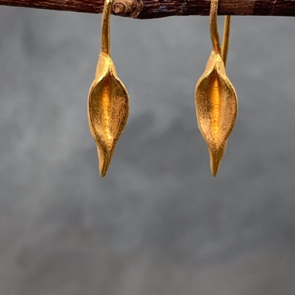 Matana organic formed Gold leaf earrings - Picture 3 of 4